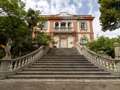Il colpo d�occhio � notevole. La villa � introdotta da un�ampia e armoniosa scala monumentale con fini colonnine in pietra...